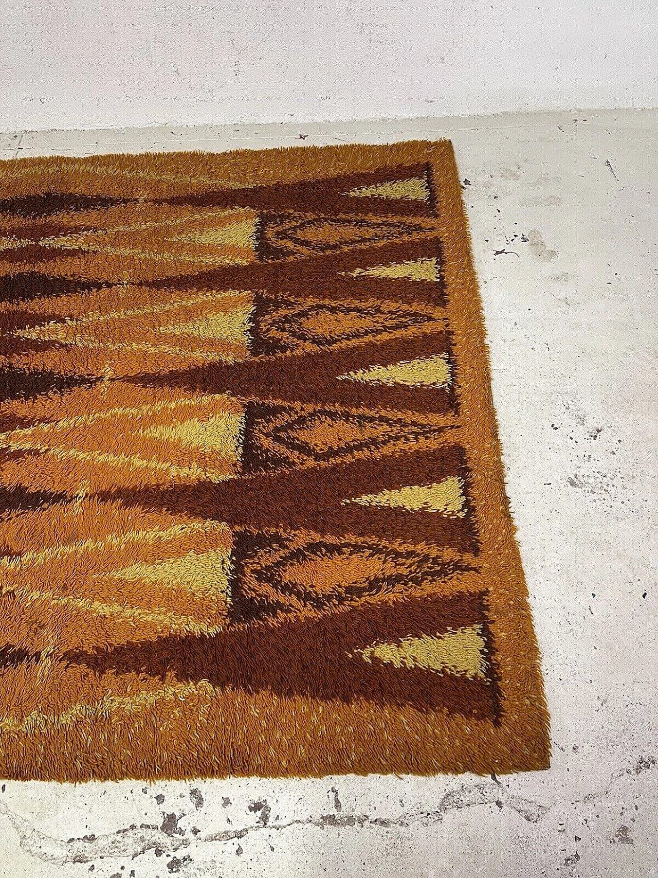 Long pile wool carpet with geometric pattern, 1960s 6