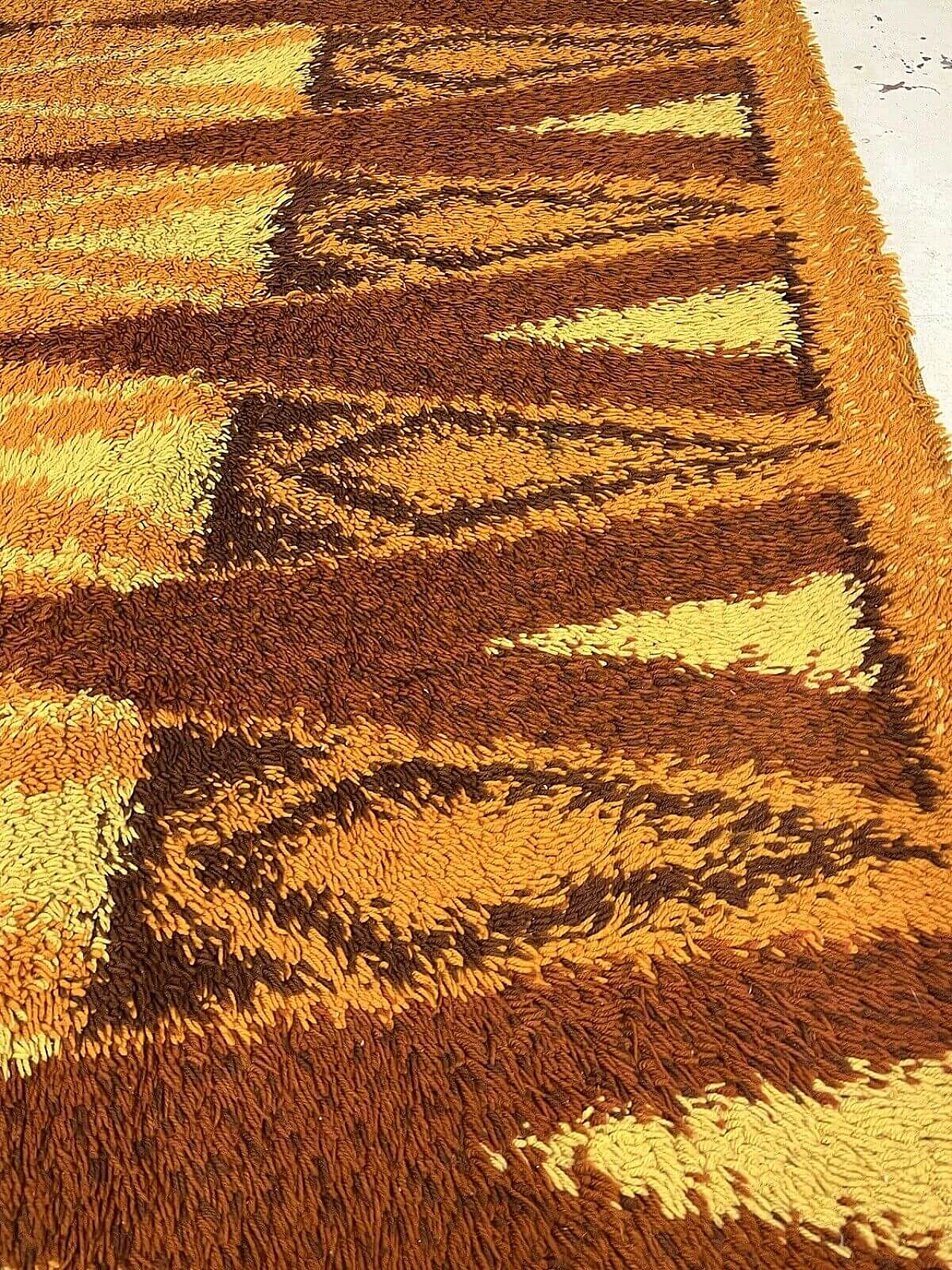 Long pile wool carpet with geometric pattern, 1960s 7