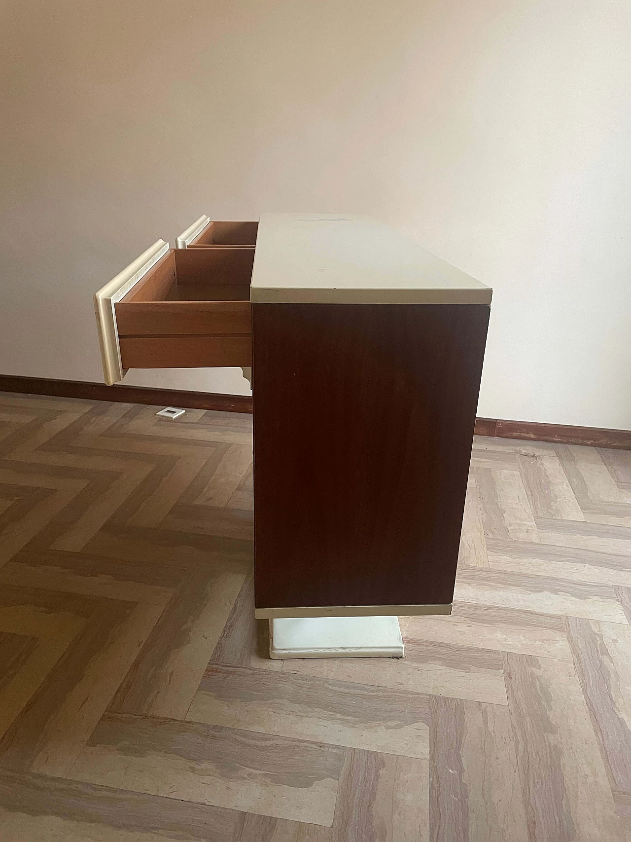 Credenza in noce e plastica bianca nello stile di Sormani, anni '60 4