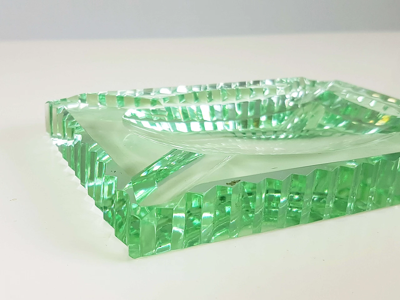 Green cut glass ashtray in the style of Fontana Arte, 1950s 2