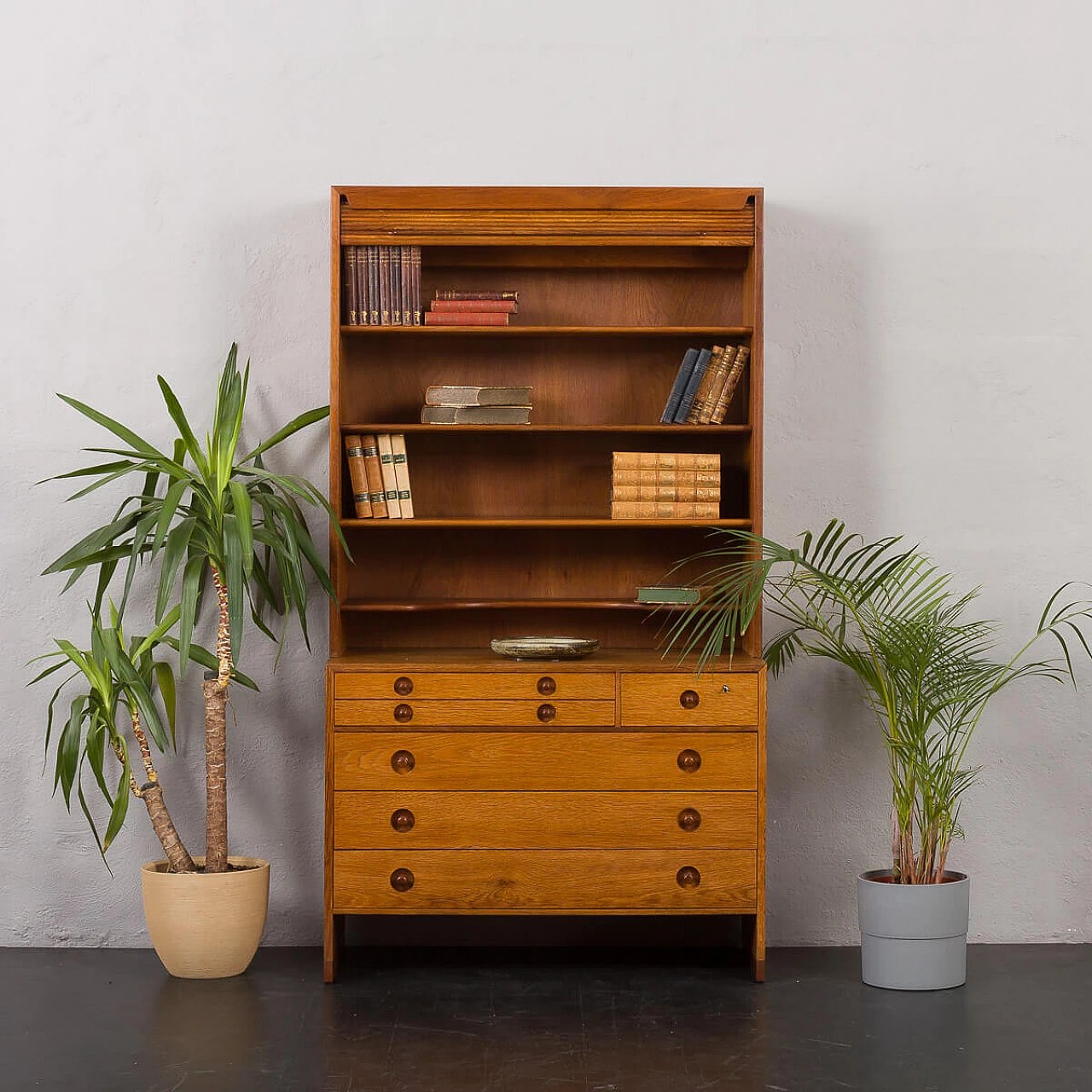 Libreria in rovere con cassettiera e anta a tamburo di Hans Wegner per RY Mobler, anni '50 1