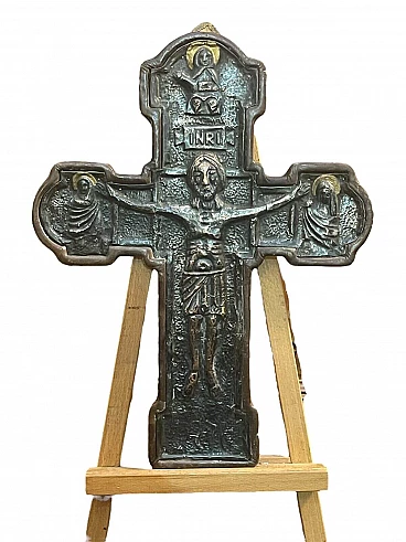 Crocifisso in rame sbalzato in stile bizantino, '800