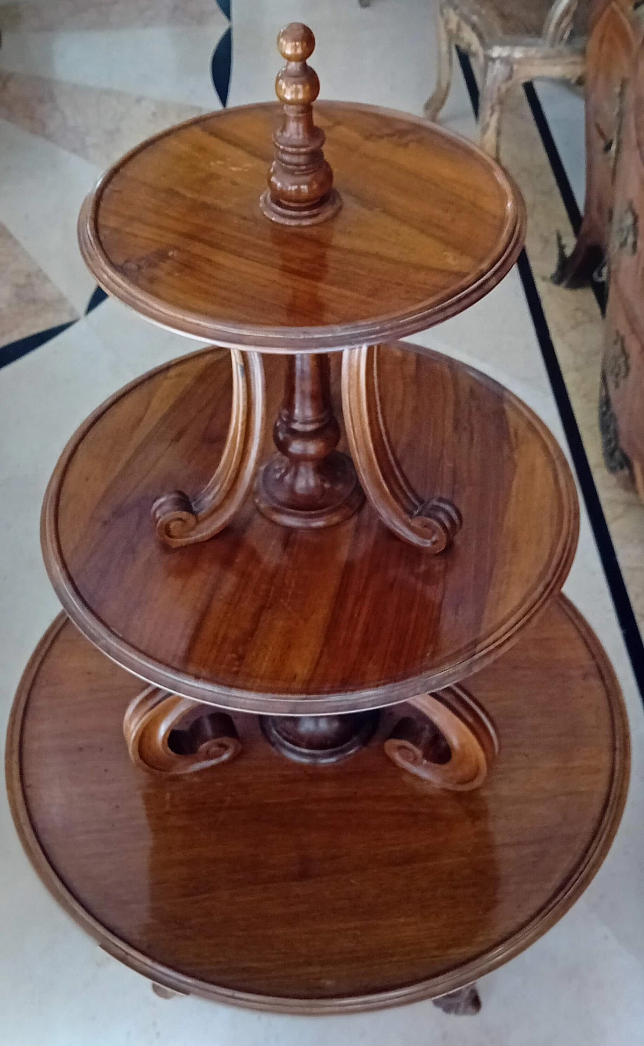 Display table in walnut with three shelves, second half 19th century 1