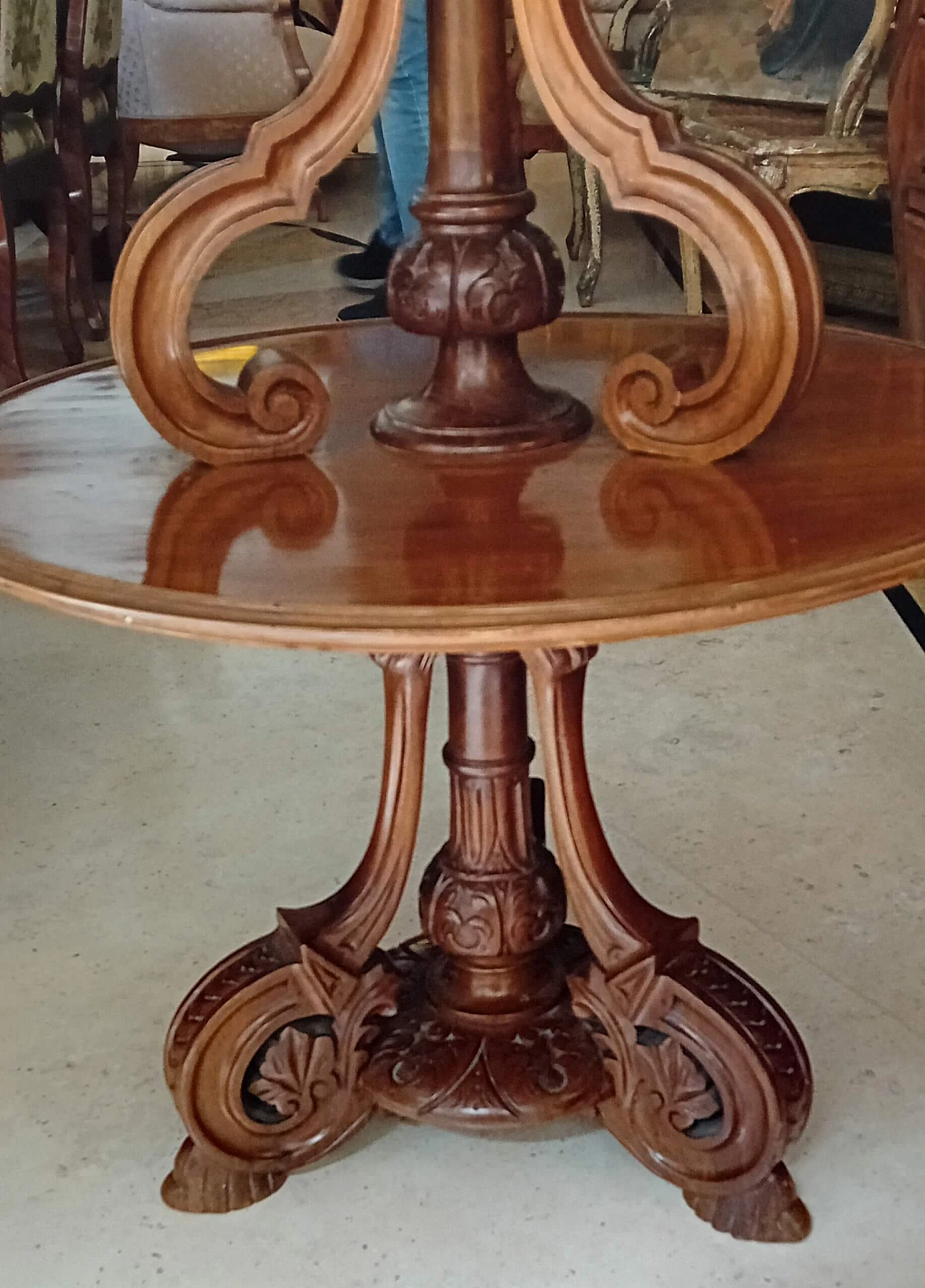 Display table in walnut with three shelves, second half 19th century 3