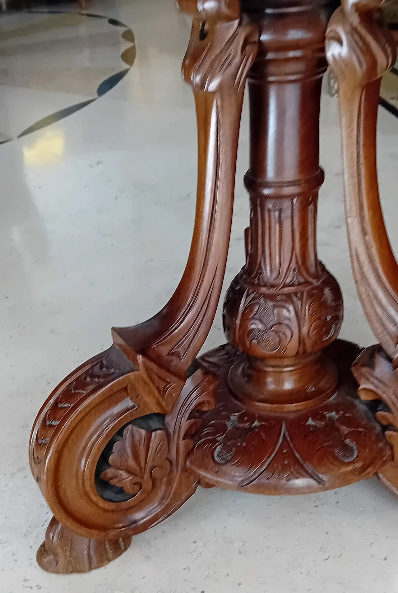 Display table in walnut with three shelves, second half 19th century 4