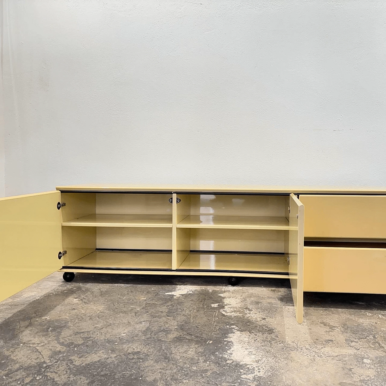 Lacquered wood sideboard in the style of Mario Bellini, 1970s 2