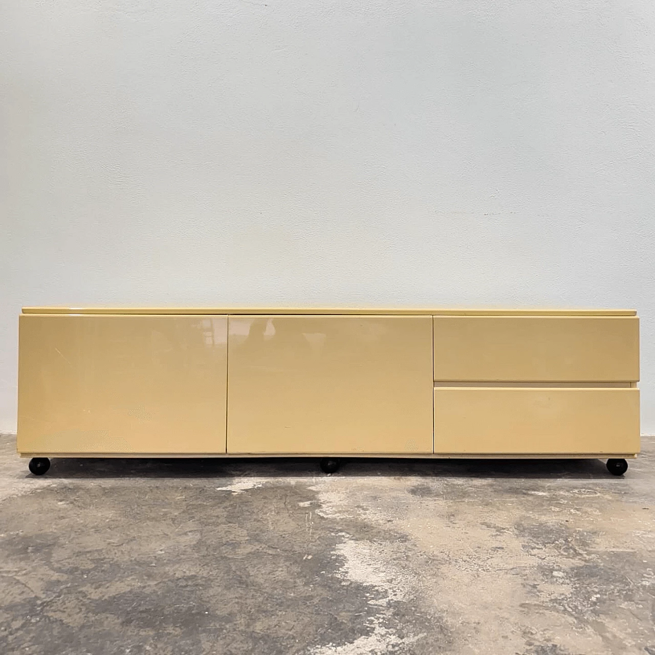 Lacquered wood sideboard in the style of Mario Bellini, 1970s 5