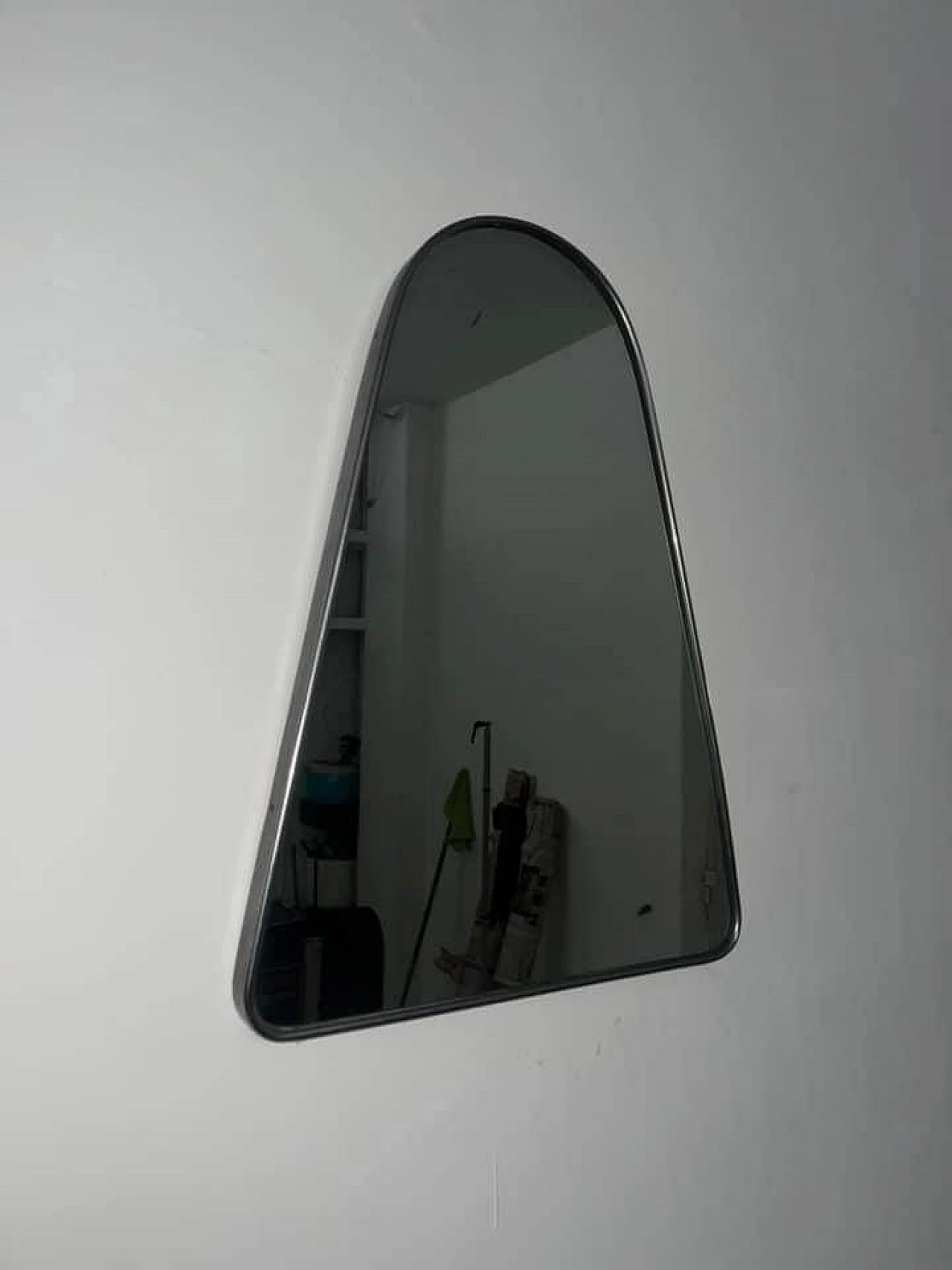 Specchio da parete triangolare in acciaio, anni '70 1