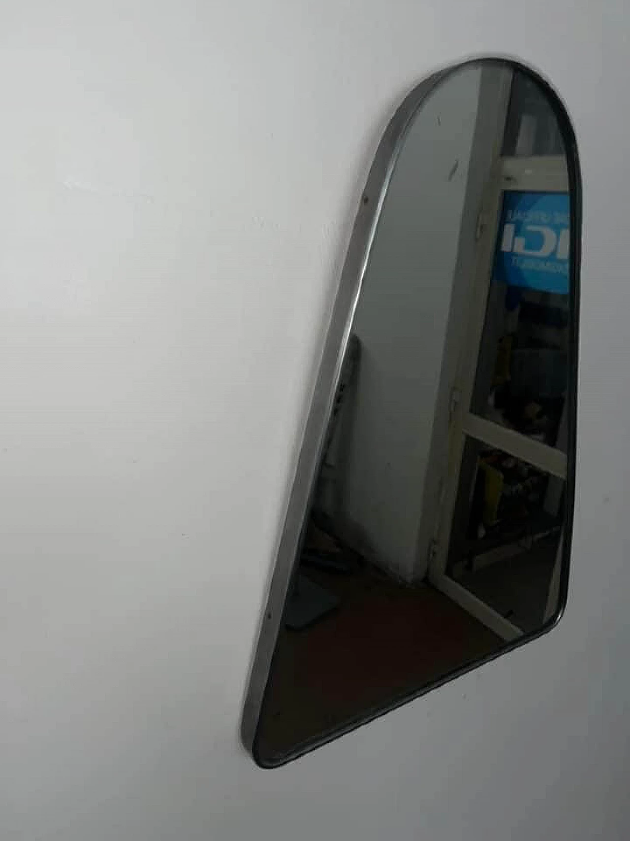 Specchio da parete triangolare in acciaio, anni '70 3