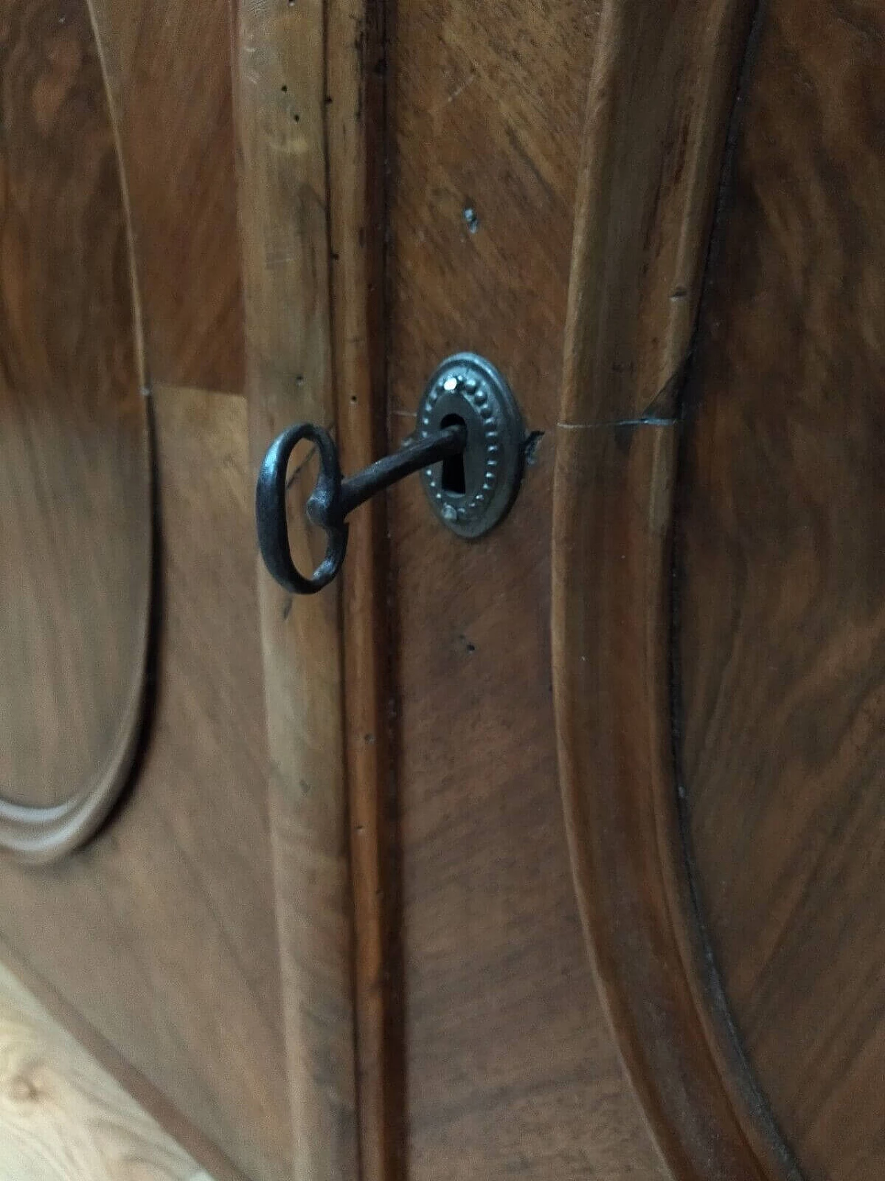 Walnut panelled sideboard with circular panelling, mid-19th century 4