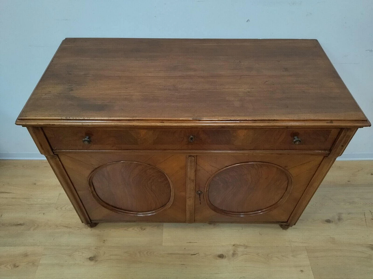 Walnut panelled sideboard with circular panelling, mid-19th century 9