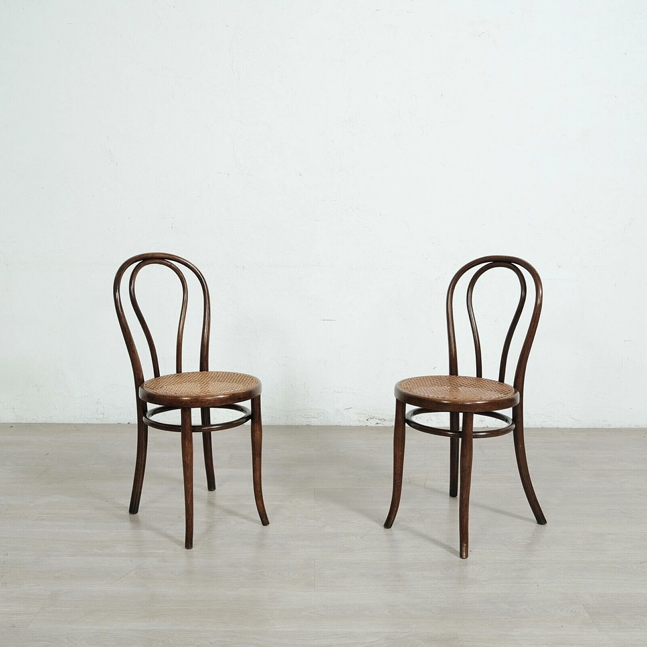 Pair of chairs 18 in bent beech and Vienna straw by Thonet, late 19th century 1