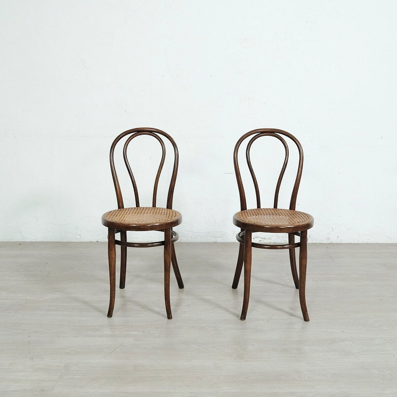 Pair of chairs 18 in bent beech and Vienna straw by Thonet, late 19th century 2