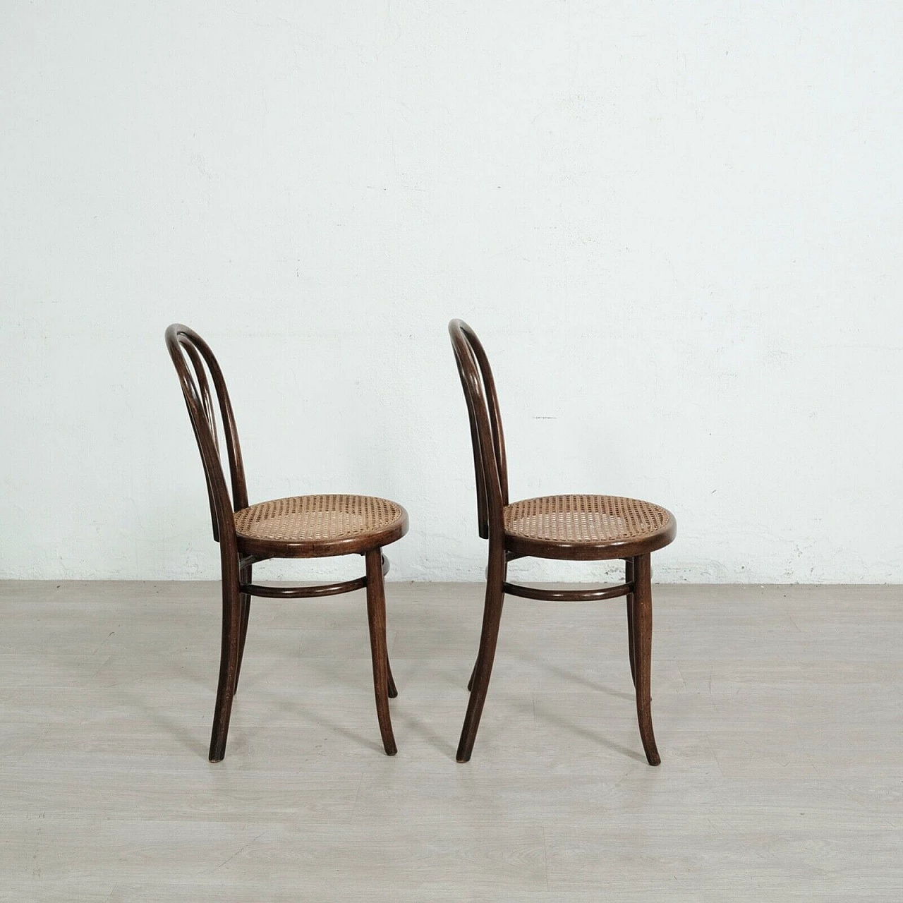 Pair of chairs 18 in bent beech and Vienna straw by Thonet, late 19th century 3