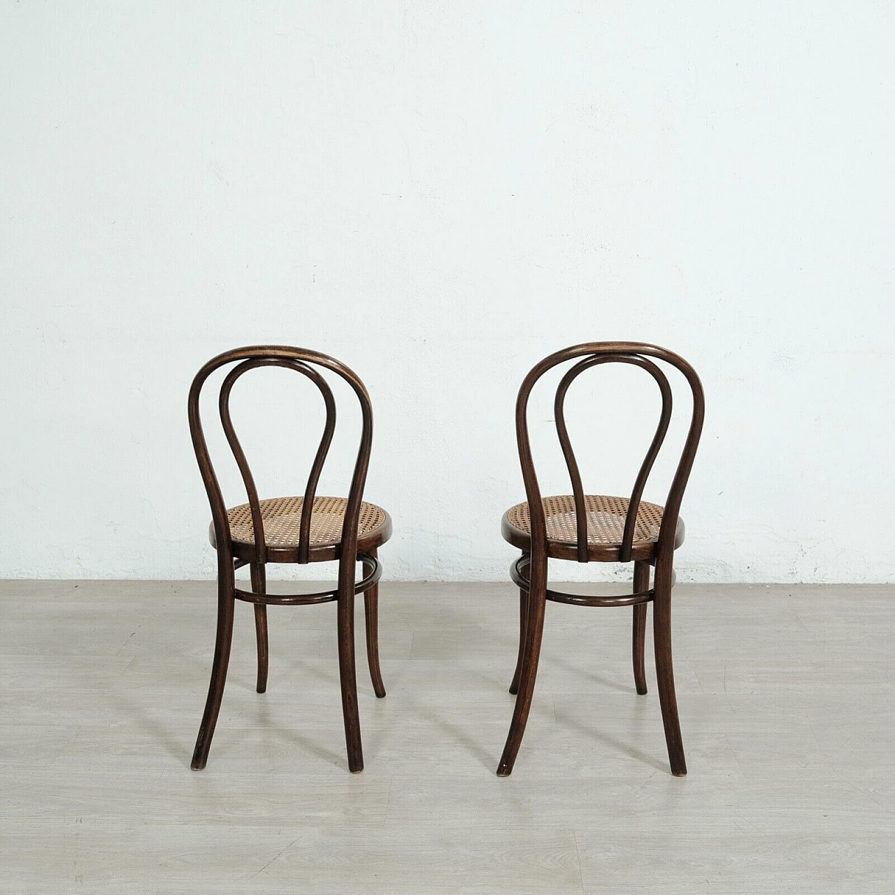 Pair of chairs 18 in bent beech and Vienna straw by Thonet, late 19th century 4