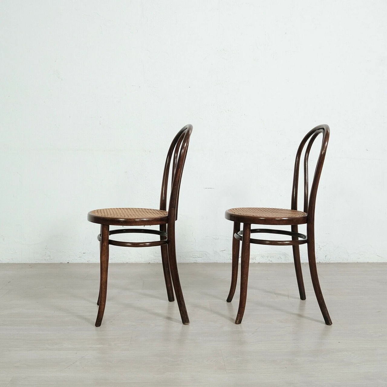 Pair of chairs 18 in bent beech and Vienna straw by Thonet, late 19th century 5