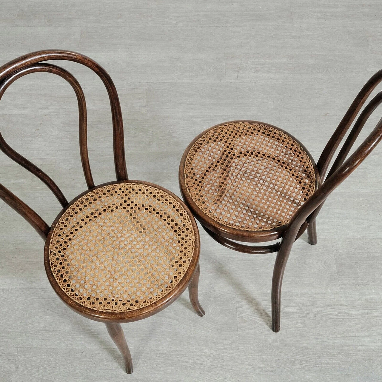 Pair of chairs 18 in bent beech and Vienna straw by Thonet, late 19th century 6