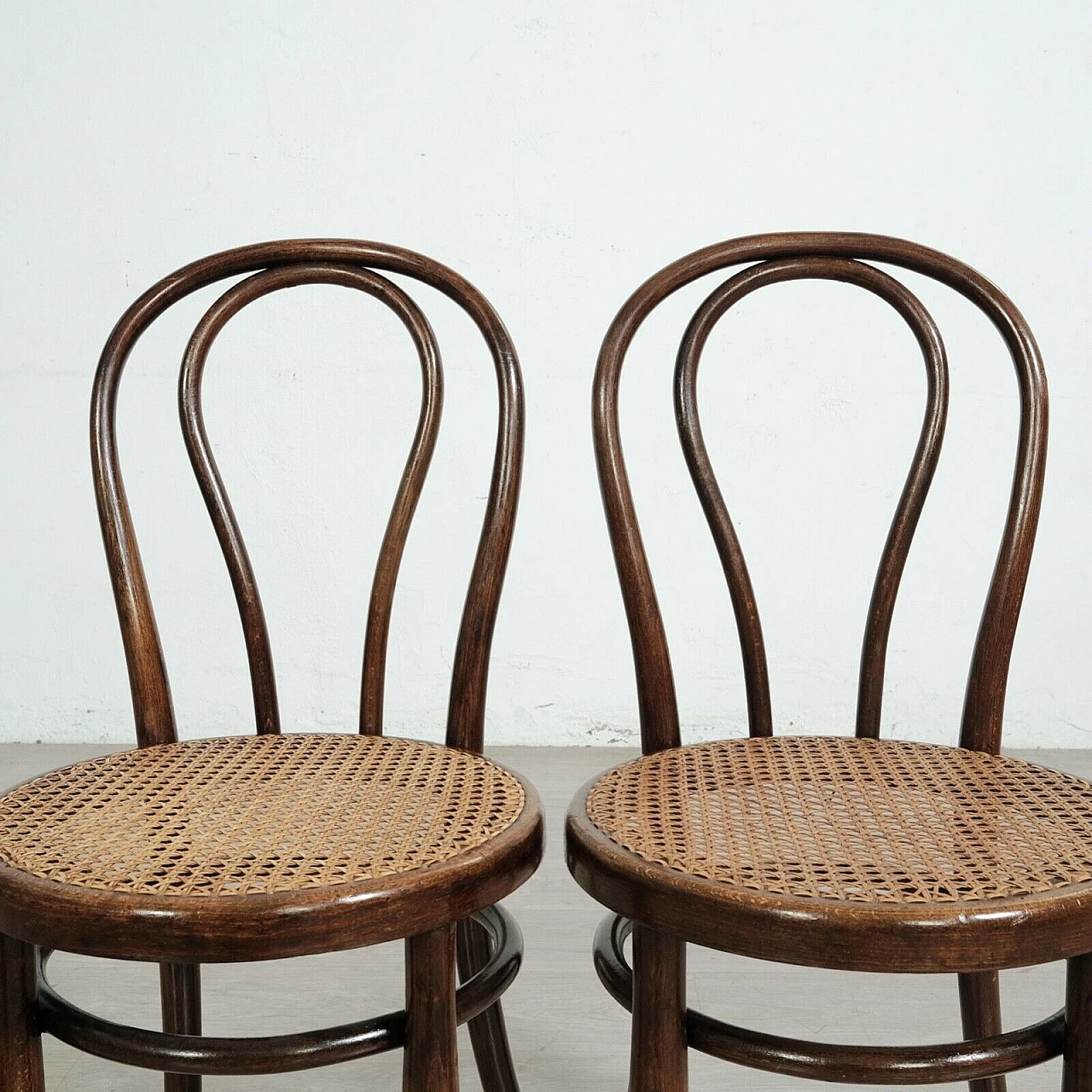 Pair of chairs 18 in bent beech and Vienna straw by Thonet, late 19th century 7