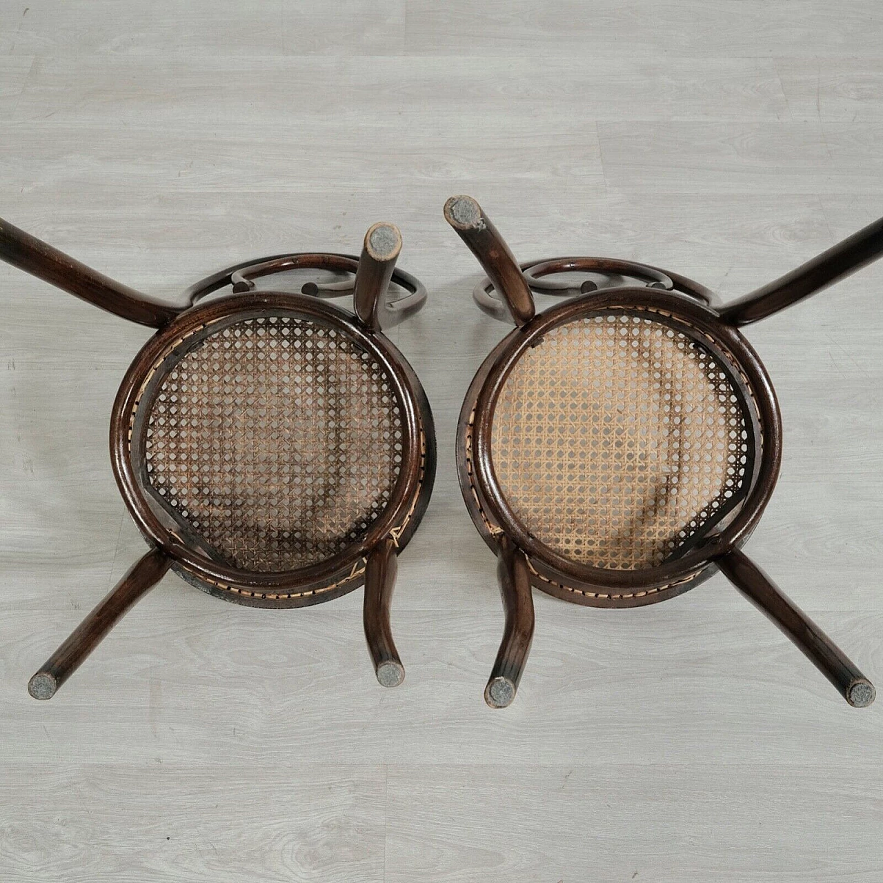 Pair of chairs 18 in bent beech and Vienna straw by Thonet, late 19th century 11