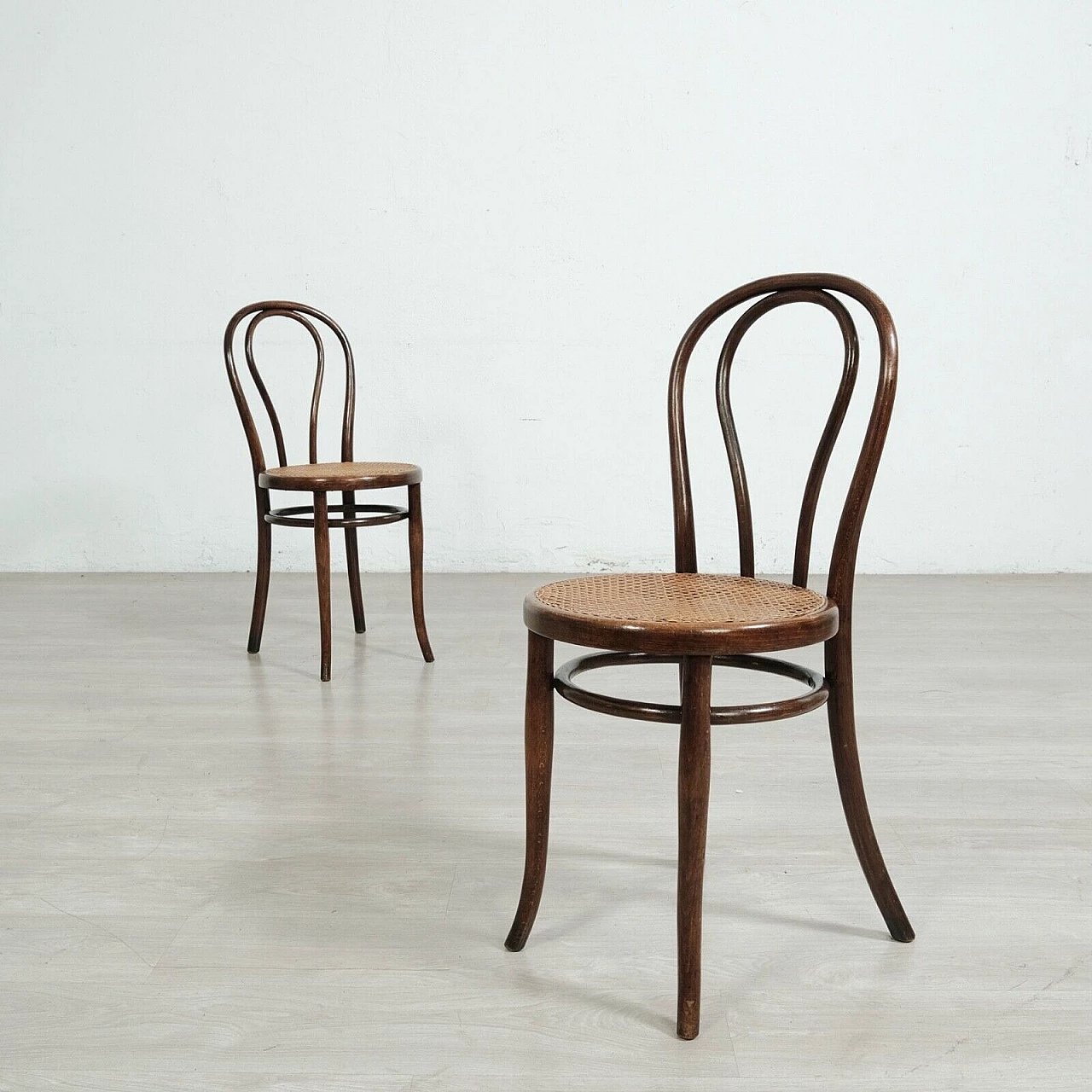 Pair of chairs 18 in bent beech and Vienna straw by Thonet, late 19th century 15