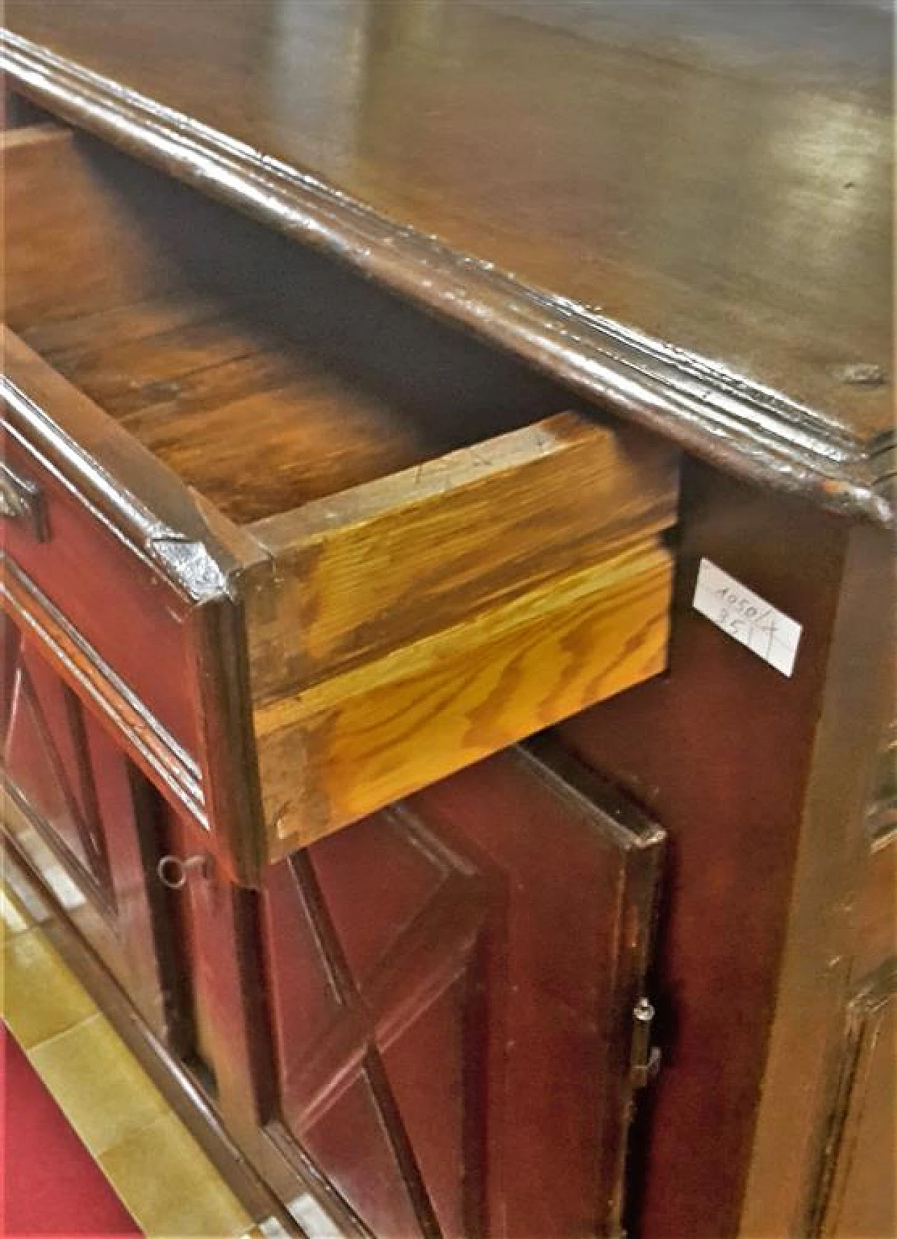 Walnut sideboard with two drawers and doors, early 18th century 5