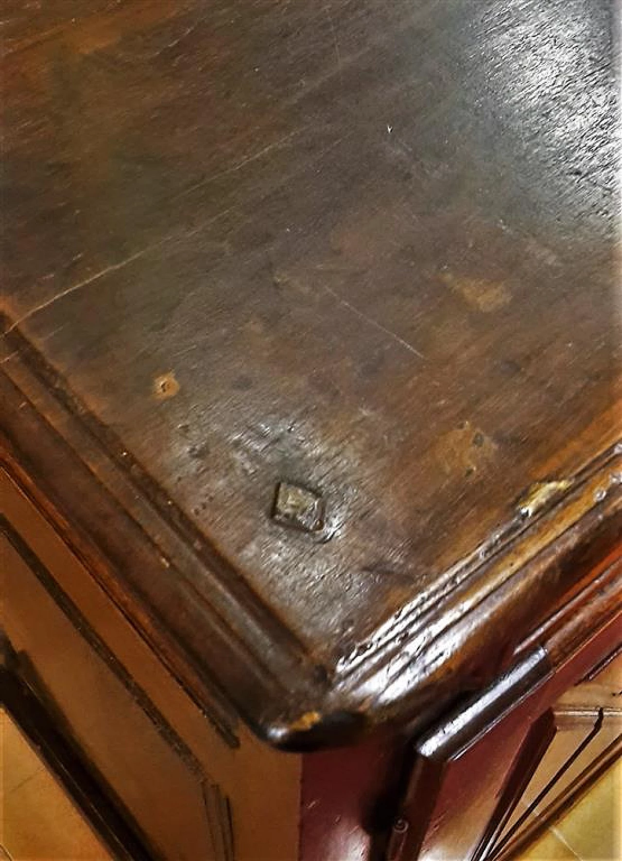 Walnut sideboard with two drawers and doors, early 18th century 7