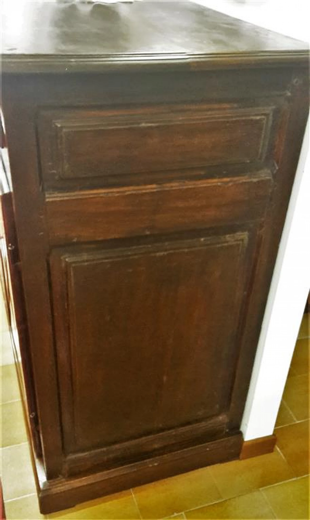 Walnut sideboard with two drawers and doors, early 18th century 8