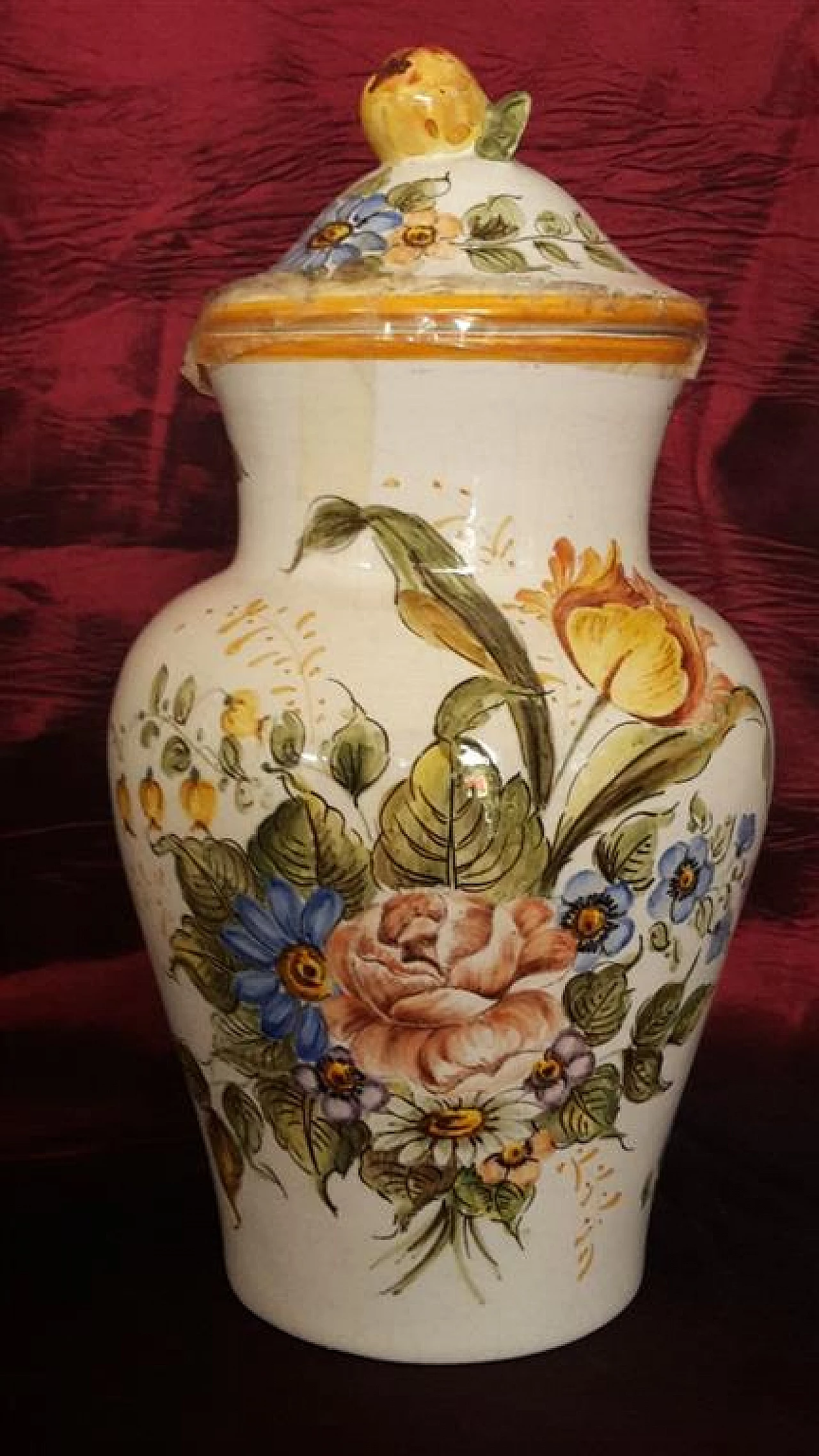 Pair of hand-painted Bassano ceramic vases with lid 1