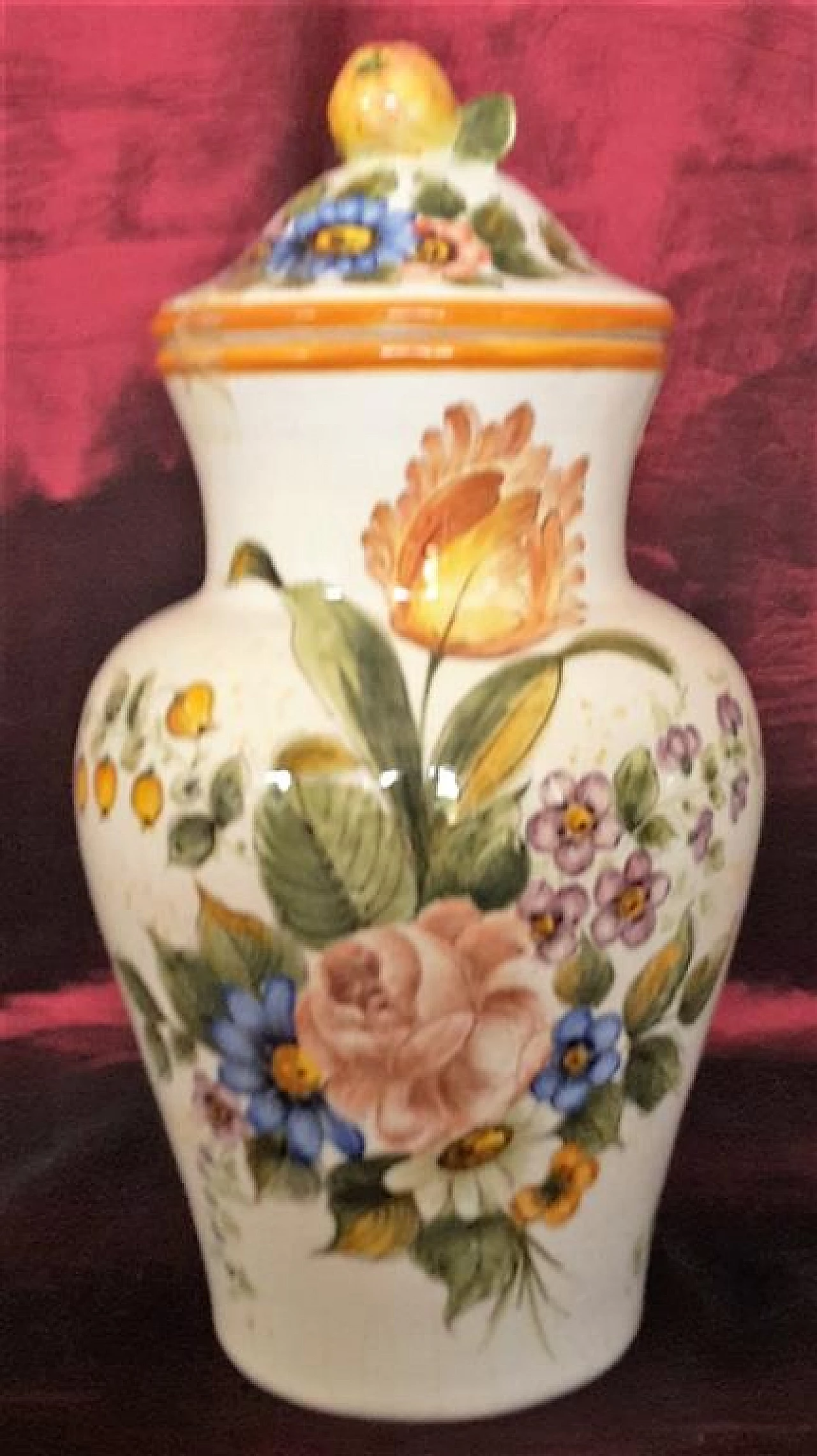 Pair of hand-painted Bassano ceramic vases with lid 8