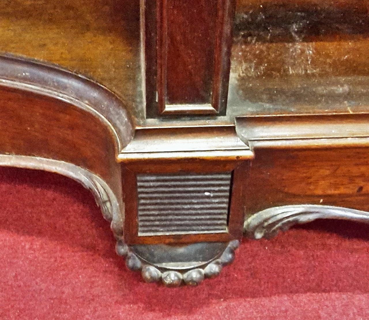 Louis Philippe carved rosewood showcase, 19th century 6