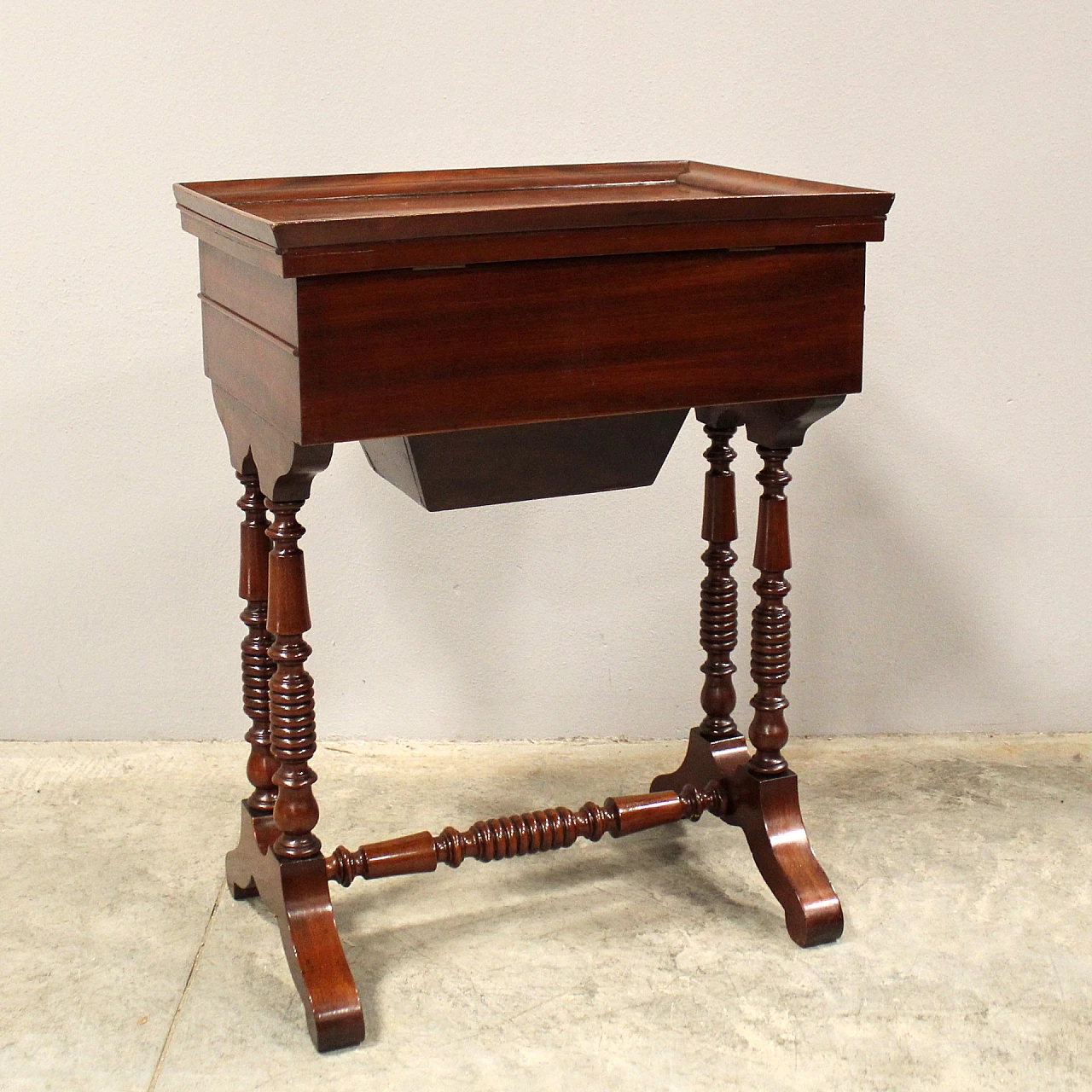 Mahogany and mahogany feather side table, second half of 19th century 10