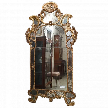 Mirror in gilded wood with shell cymantium, 19th century