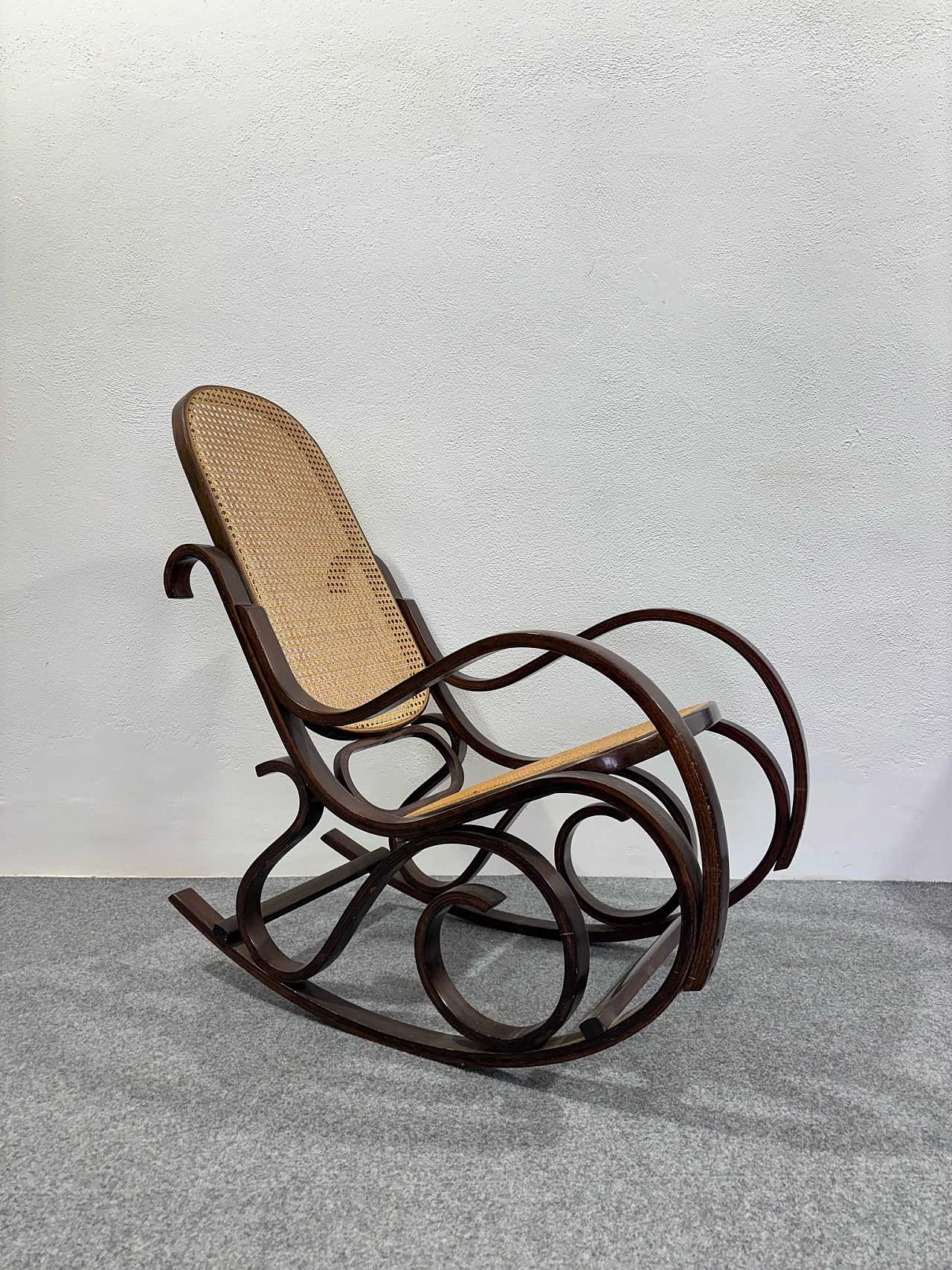 Sedia a dondolo nello stile di Thonet, anni '80 1