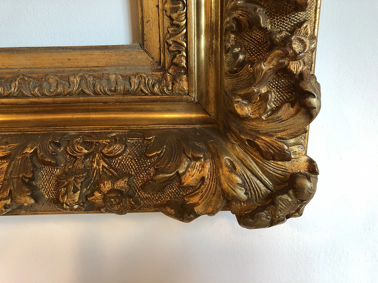 Carved and gilded wooden frame with leaf, 19th century 3