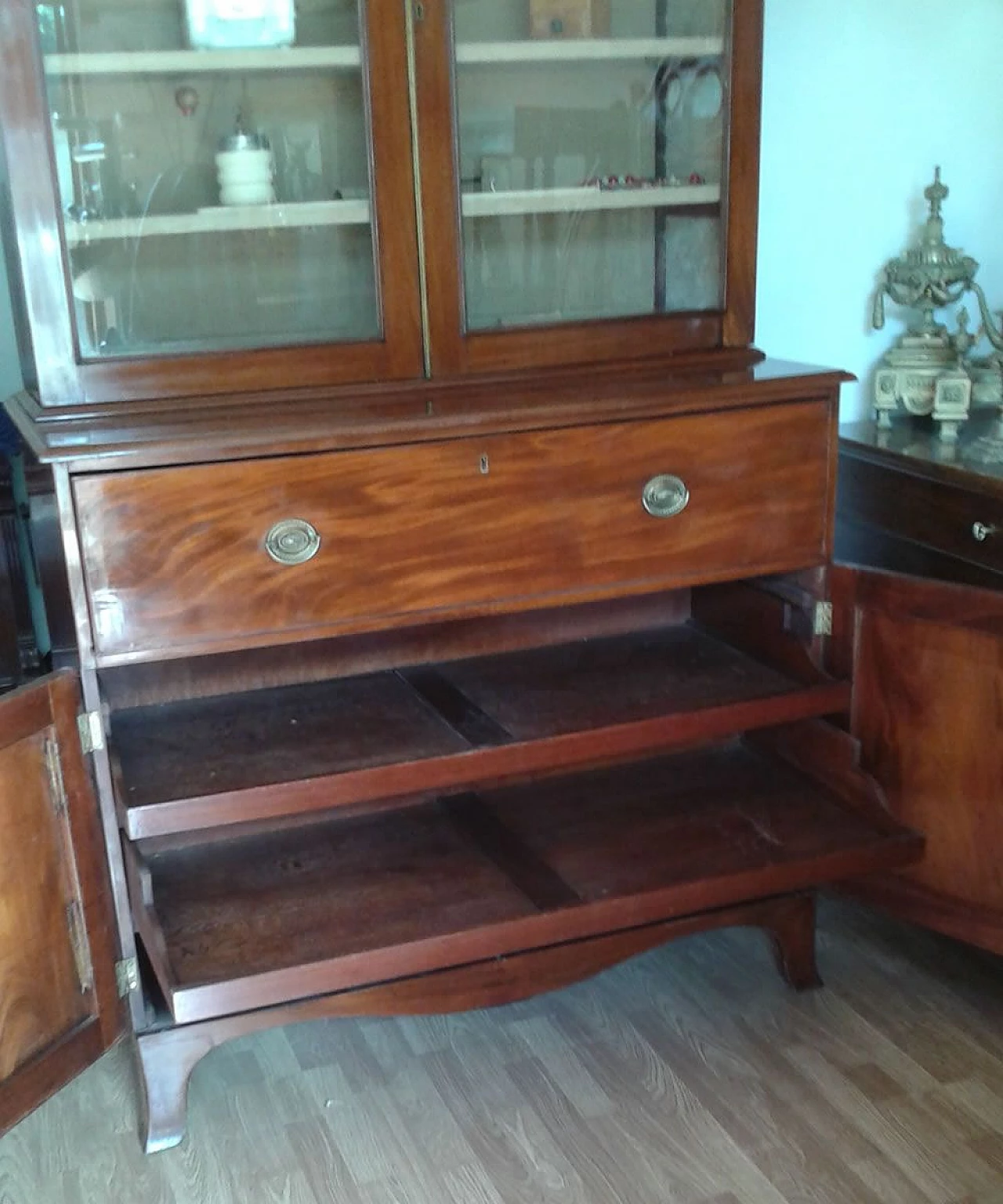 Mahogany bookcase with two glass doors, early 19th century 7