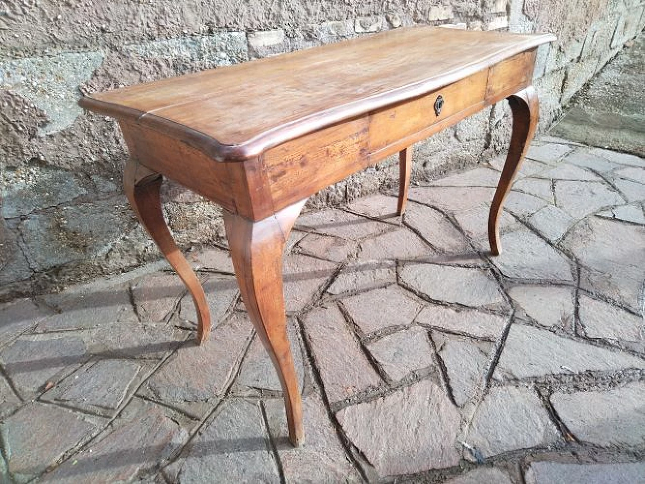 Walnut desk with central drawer and wavy legs, 18th century 1