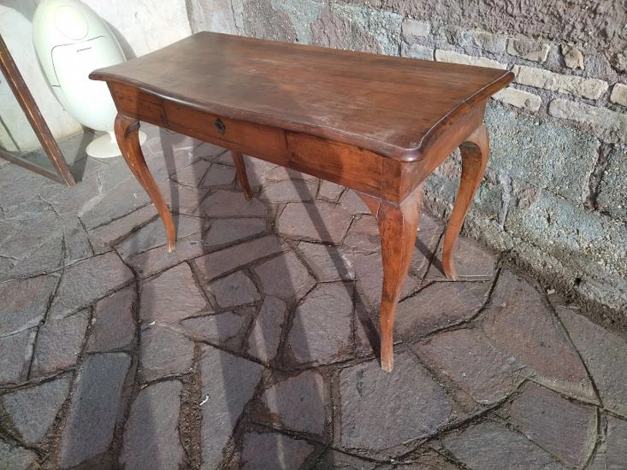 Walnut desk with central drawer and wavy legs, 18th century 2