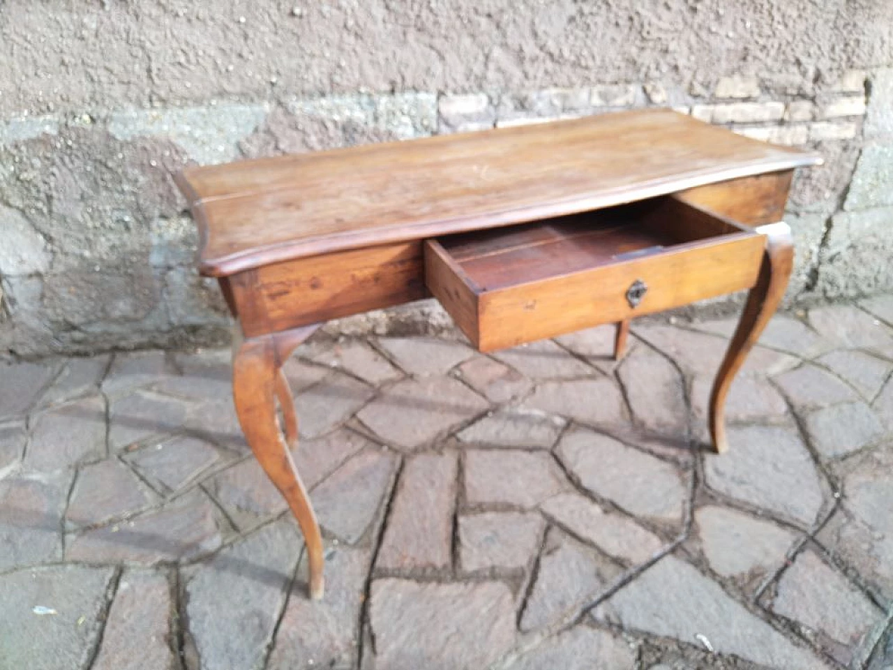 Walnut desk with central drawer and wavy legs, 18th century 3