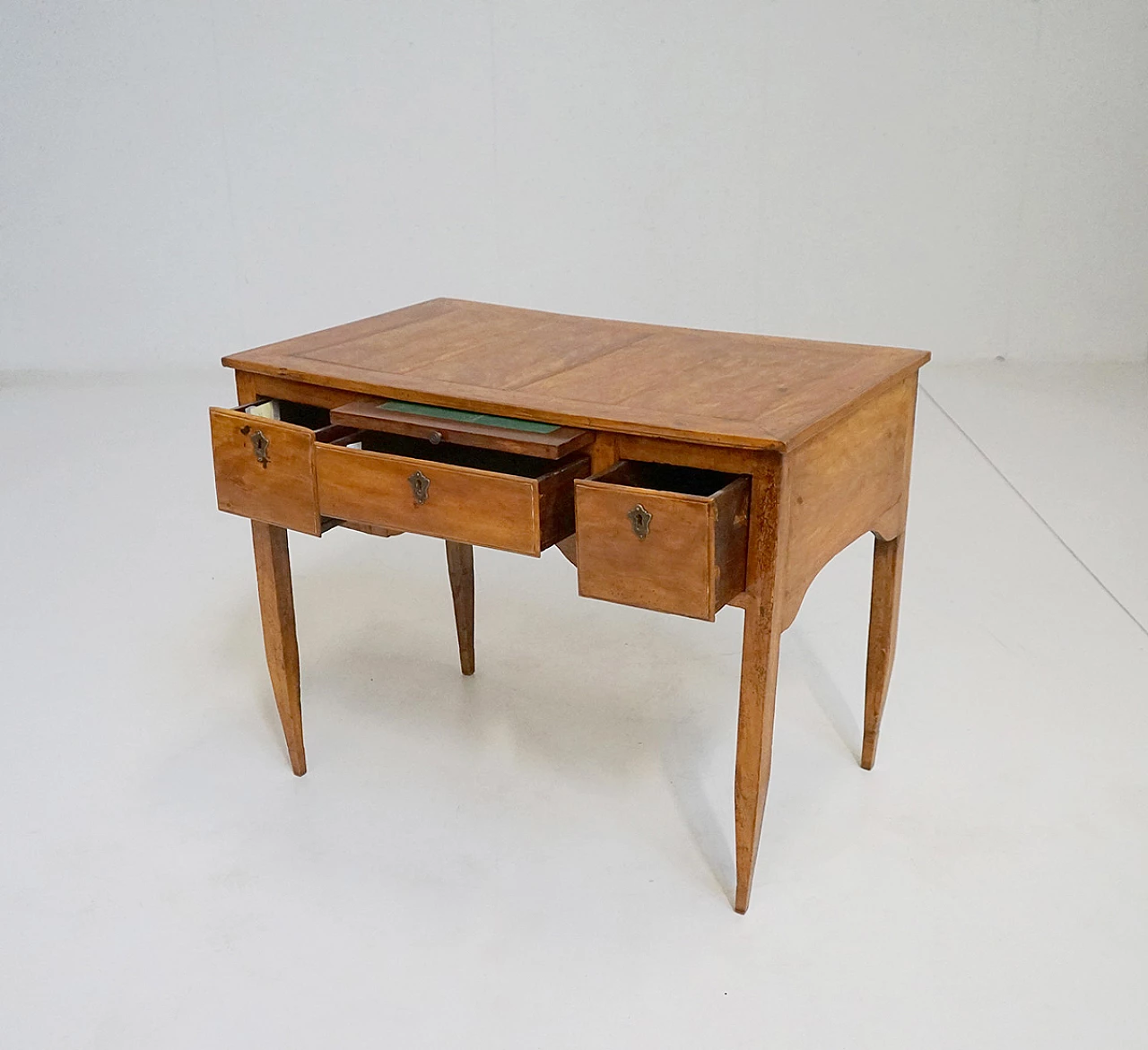 Solid walnut desk with three drawers and spiked legs, 18th century 4