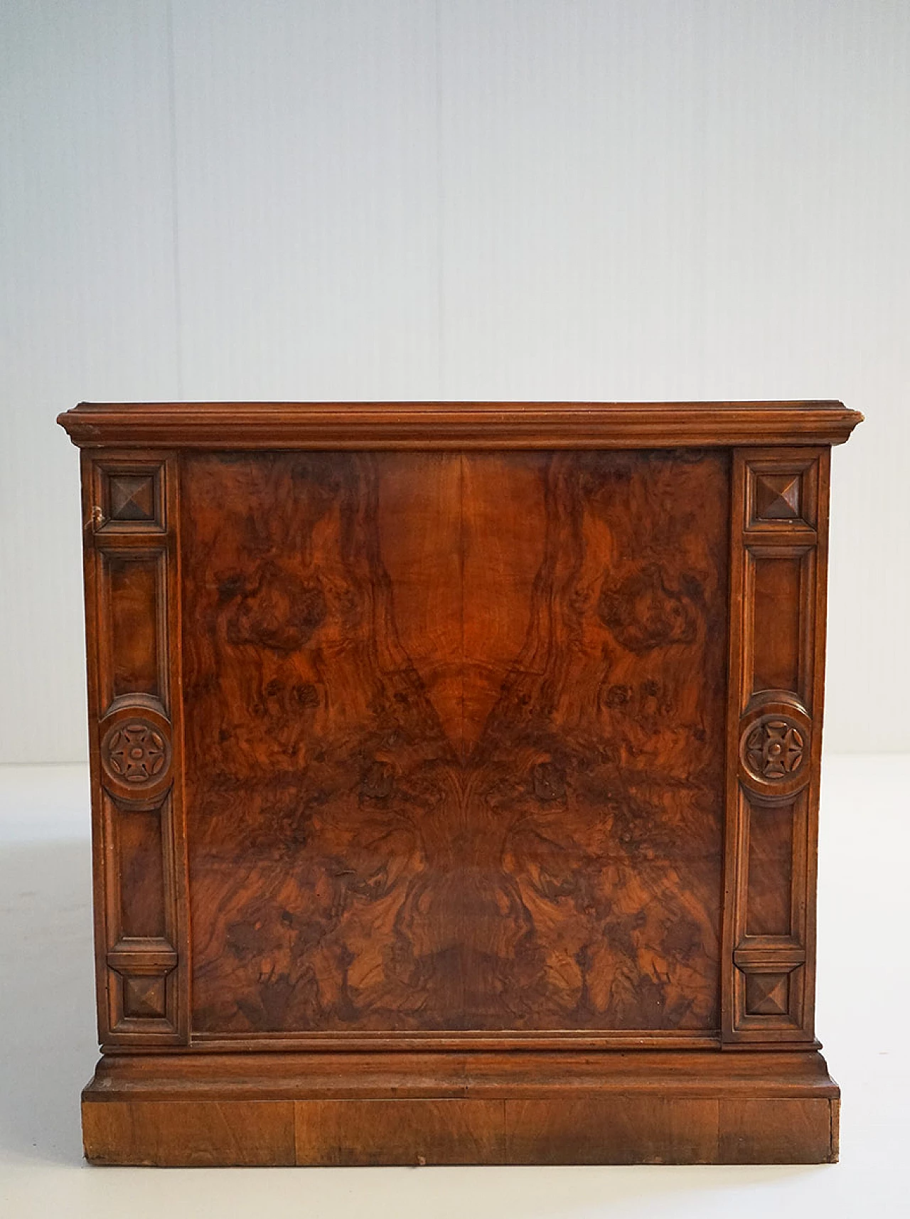 Walnut and briarwood desk with seven drawers, late 19th century 6