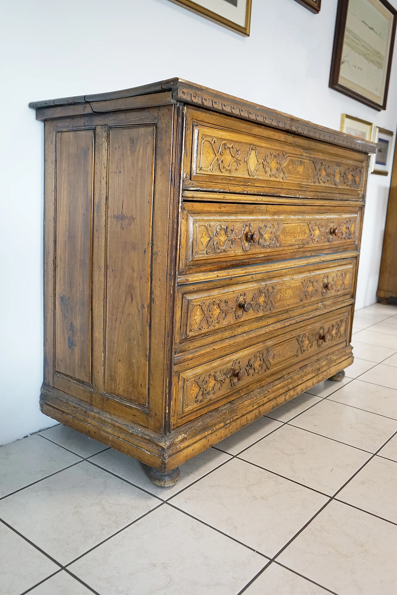 Walnut chest of drawers with flap door, 16th century 3