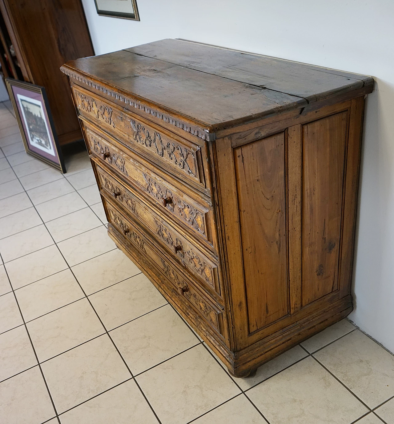 Walnut chest of drawers with flap door, 16th century 4