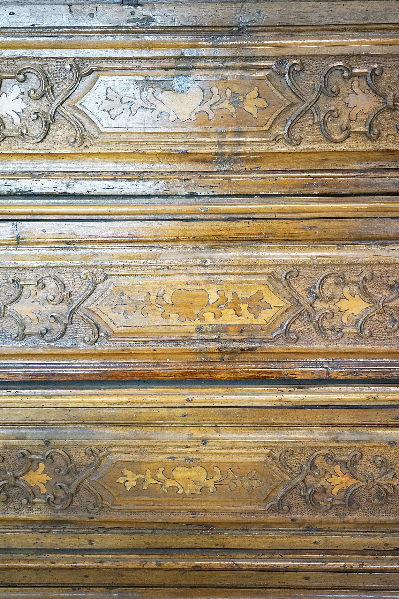 Walnut chest of drawers with flap door, 16th century 6