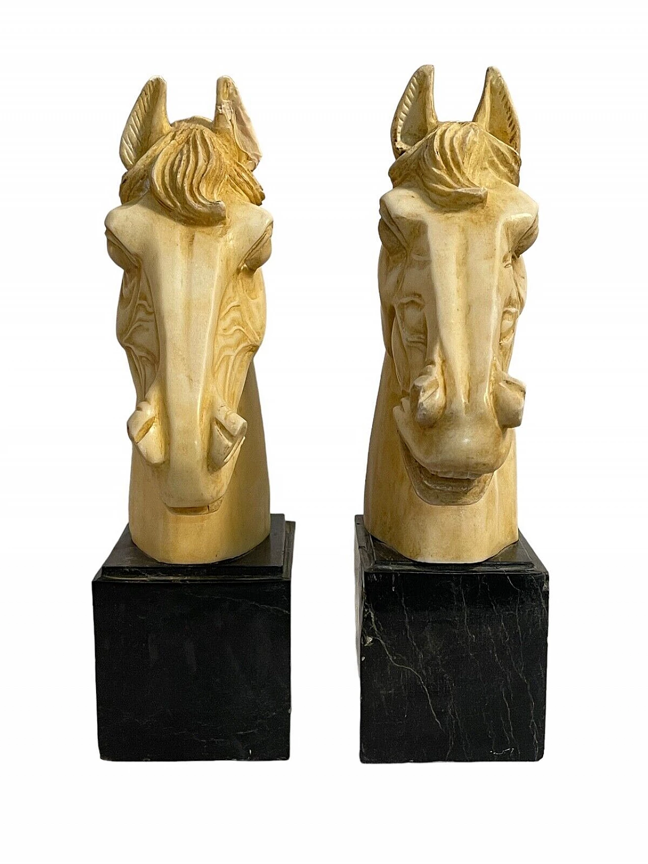 Coppia di fermalibri in marmo con teste di cavallo 1