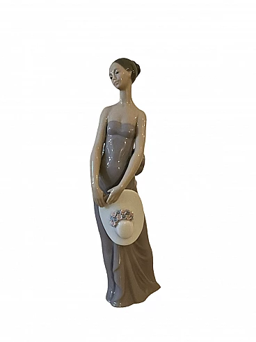 Scultura in ceramica Lladró di dama con cappello