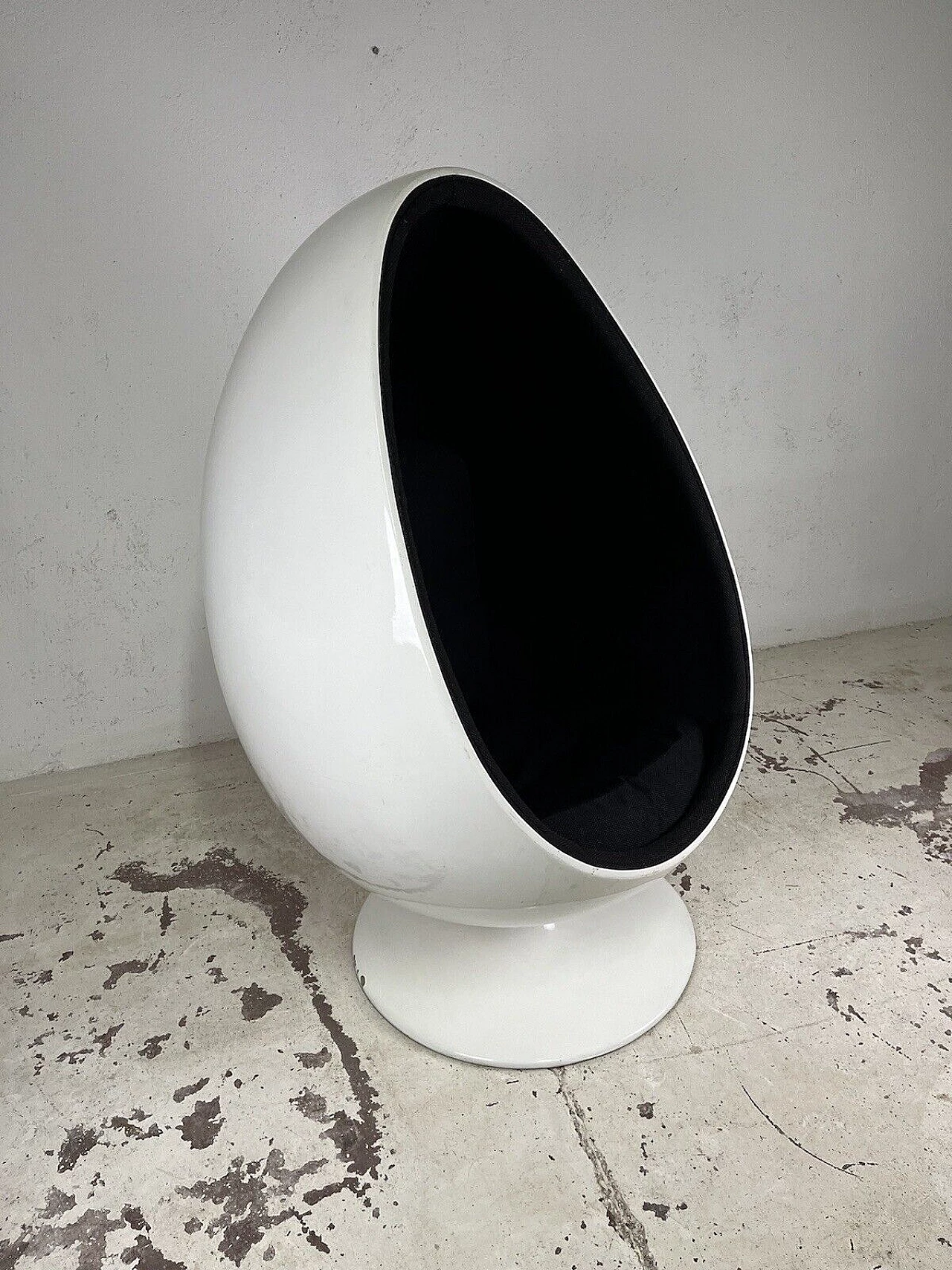 Fiberglass and fabric swivel egg armchair, 1960s 2