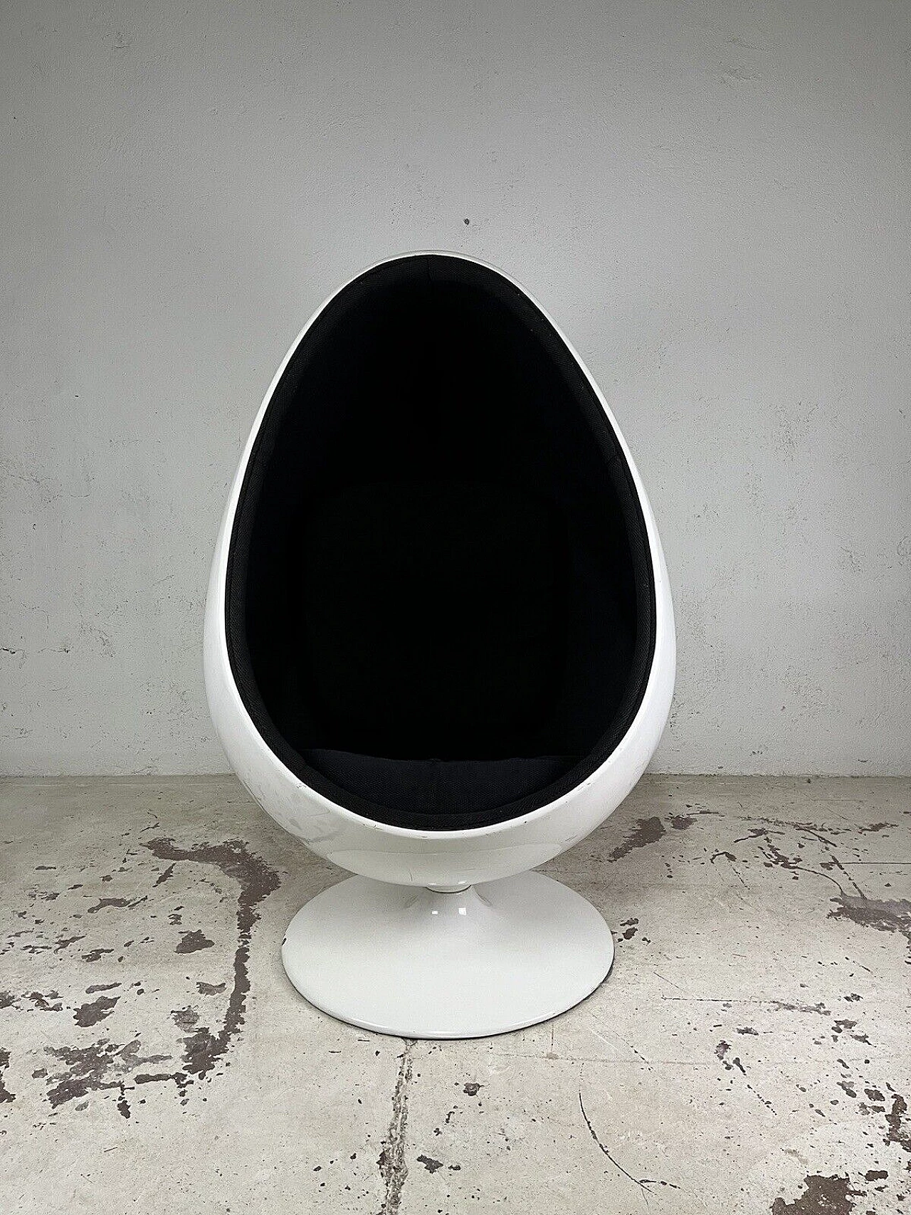 Fiberglass and fabric swivel egg armchair, 1960s 7