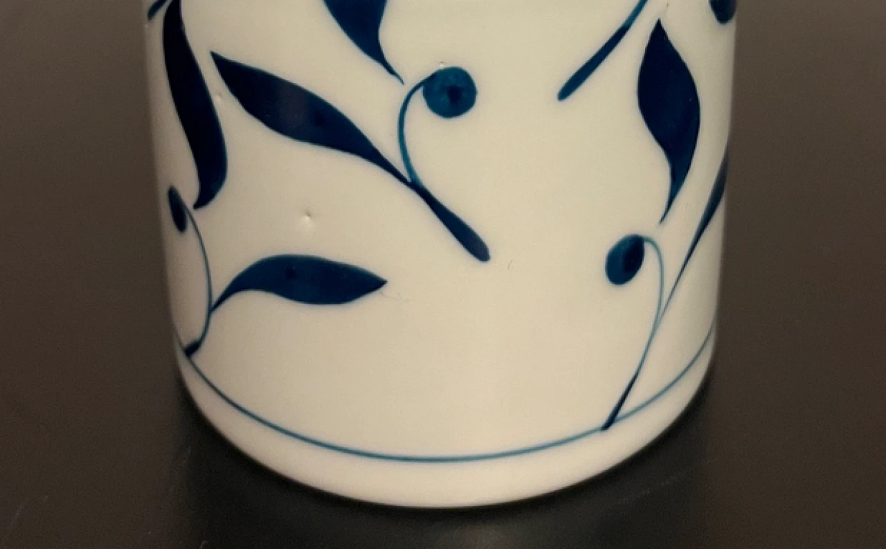 White porcelain jar with blue decoration 3