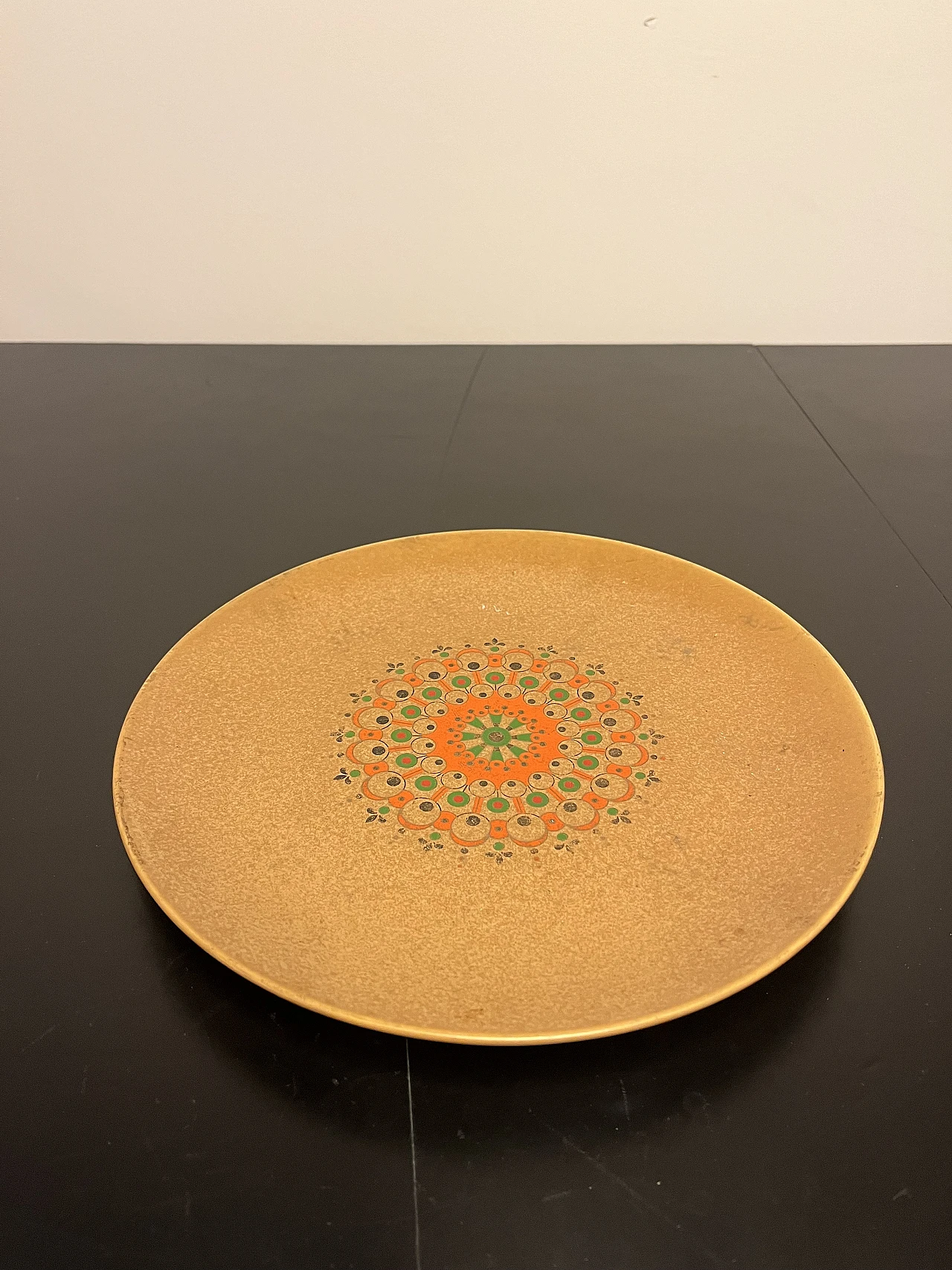 Plate with colored central decoration 1