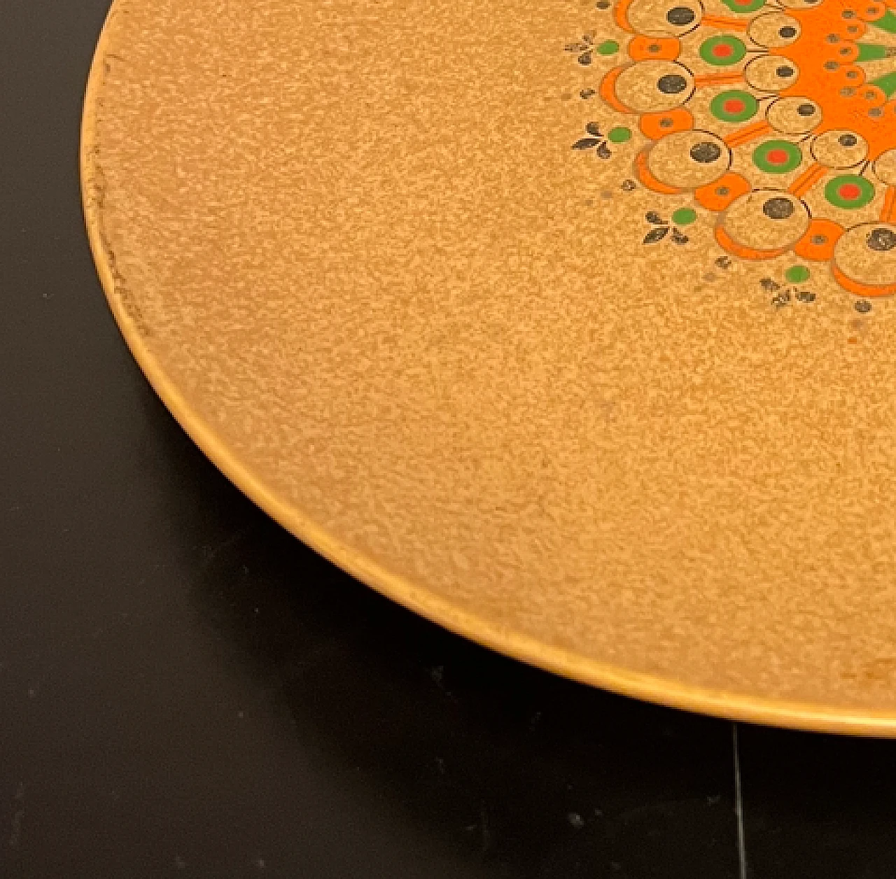 Plate with colored central decoration 3